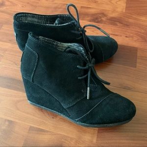 ✖️Sold✖️TOMS Black Wedge Booties